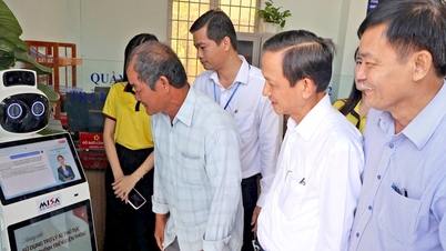 La première commune de la province de Tay Ninh teste un robot d'accueil qui salue et guide les habitants.