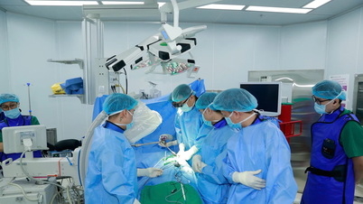 베트남에서 로봇공학 및 3D 위치 측정 기술을 척추 수술에 적용한 사례.