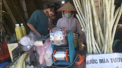 Hanoi: Căldură extremă, lucrătorii independenți caută refugiu de soare, tarabele cu suc de trestie de zahăr sunt pline de clienți.