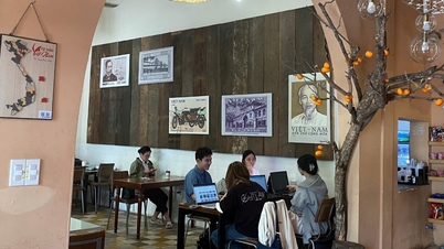 Un caffè arredato ispirandosi all'ufficio postale di Ho Chi Minh City attrae i giovani.