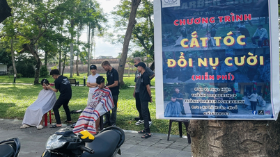 Una acogedora barbería en la acera de Hue, la antigua capital, que "transforma sonrisas" en sonrisas aún mejores.