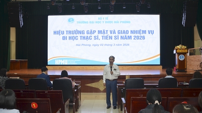 Rectorul Universității de Medicină și Farmacie din Hai Phong s-a întâlnit cu studenții care urmează studii de masterat și doctorat în 2026 și le-a atribuit sarcini.