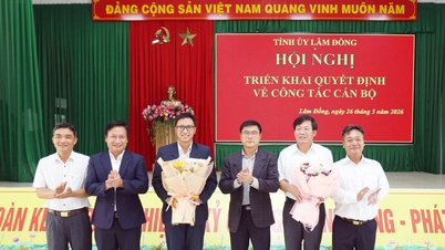 Lam Dong ili, Ninh Gia ve Hiep Thanh beldelerindeki personel konularına ilişkin kararları uygulamaya koyuyor.