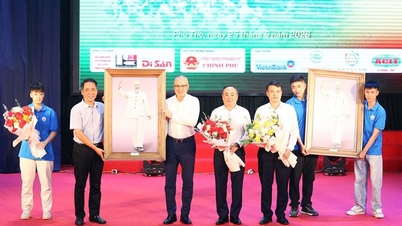 Il programma artistico speciale del Teatro Nazionale di Dramma del Vietnam nella provincia di Phu Tho ha come tema: Elogio del Presidente Ho Chi Minh, della primavera e della rivoluzione.