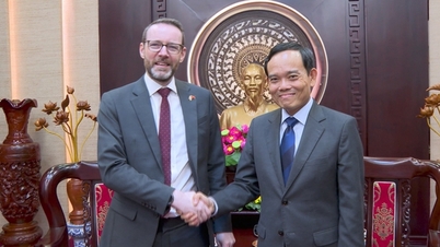 លោក ត្រឹន លូក្វាង លេខាបក្សកុម្មុយនិស្តទីក្រុងហូជីមិញ ទទួលជួបឯកអគ្គរដ្ឋទូតអង់គ្លេសប្រចាំនៅវៀតណាម។