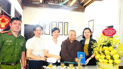 Lãnh đạo phường Tây Tựu thăm, chúc mừng nhân Đại lễ Phật đản