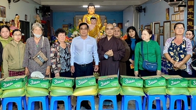 ເມືອງລອງອານ: ບໍລິຈາກຊຸດຂອງຂວັນ 100 ຊຸດໃຫ້ແກ່ຜູ້ທີ່ຂັດສົນ.