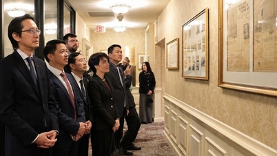 Visite du lieu où le président Hô Chi Minh a travaillé à Boston (États-Unis) à l'occasion du 136e anniversaire de sa naissance.