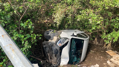 La voiture a perdu le contrôle sur la route 51, a percuté un lampadaire, puis a quitté la route.
