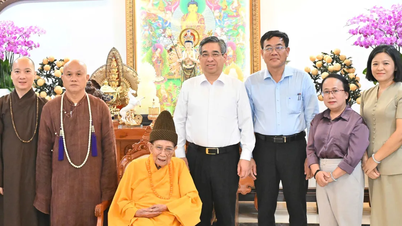 Ledere i Ho Chi Minh-byen besøker og gratulerer religiøse etablissementer i anledning Buddhas fødselsdag.