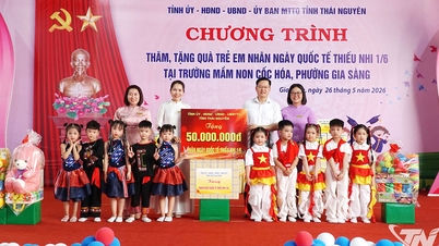 Soudruh Dinh Quang Tuyen dává dárky dětem v okrsku Gia Sang.