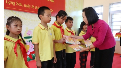 ສະຫາຍ ດວານທິເຮົ້າ, ຮອງເລຂາຄະນະພັກແຂວງ ແລະ ປະທານສະພາປະຊາຊົນແຂວງ ໄດ້ມາຢ້ຽມຢາມ ແລະ ມອບຂອງຂວັນໃນວັນເດັກທີ່ໂຮງຮຽນປະຖົມກວາງລັກ.