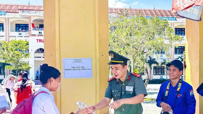 ຕຳຫຼວດໄດ້ໃຊ້ລົດພິເສດເພື່ອຊ່ວຍໃຫ້ຜູ້ສະໝັກໄປຮອດສະຖານທີ່ສອບເສັງໄດ້ທັນເວລາ.