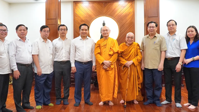 Para pemimpin Bandar Raya Ho Chi Minh mengucapkan tahniah sempena Hari Keputeraan Buddha kepada para kepala biara, sami, biarawati, dan pengikut Buddha.