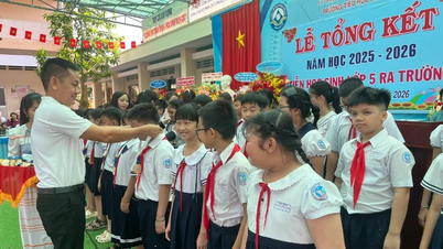 Die Zeitung Nhan Dan und Co.opmart Tay Ninh spenden neue Notizbücher an Schüler in Gebieten mit einem hohen Anteil katholischer Bevölkerung.