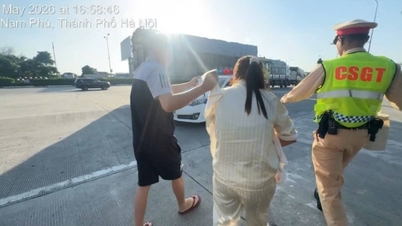 Trafik polisi, 16 günlük bebeğin acil tedavi için hastaneye götürülmesi için yolu açtı.