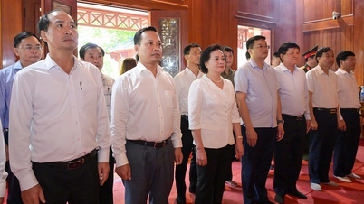 La vice-Première ministre Pham Thi Thanh Tra a offert de l'encens en mémoire du général Vo Nguyen Giap à Muong Phang.