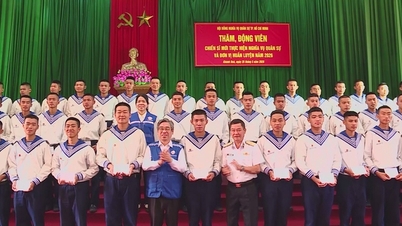 Der Militärdienstrat von Ho-Chi-Minh-Stadt besuchte die neuen Rekruten der 4. Marineregion und sprach ihnen Mut zu.