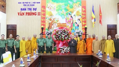 O diretor da Polícia Provincial de An Giang, Nguyen Van Han, visita e felicita o local pela ocasião da celebração do aniversário de Buda (calendário budista 2570).
