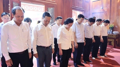 Die stellvertretende Premierministerin Pham Thi Thanh Tra opfert Weihrauch zum Gedenken an General Vo Nguyen Giap.