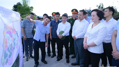 Timbalan Perdana Menteri Pham Thi Thanh Tra mempersembahkan kemenyan bagi memperingati Jeneral Vo Nguyen Giap di komune Muong Phang.