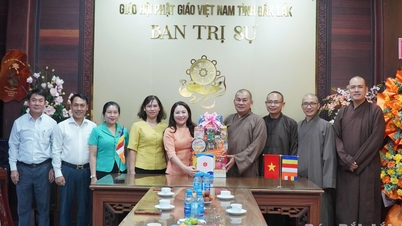 A Tartományi Népi Tanács vezetői meglátogatták és gratuláltak a buddhista intézményeknek.