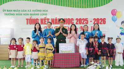 The Quang Ninh Provincial Military Command visited and presented gifts to the children of Quang Long Kindergarten.