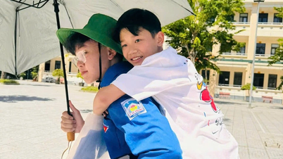 Giovani volontari assistono gli studenti che sostengono l'esame di ammissione al decimo anno di scuola, sotto il sole cocente della provincia di Ha Tinh.