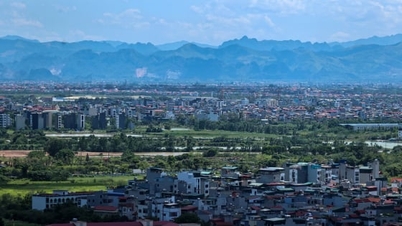 Sıcaklıkların 40 derecenin üzerine çıkmasıyla Hanoi, dağların görünür hale geldiği bir mevsime birdenbire girdi.