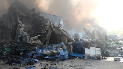 Phu Tho: Plastik fabrikası gece boyunca yandı, birçok varlık yok oldu.