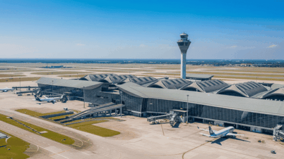 Qual è l'aeroporto più grande del Sud-est asiatico, con una superficie di 100 km², che si colloca tra i 10 migliori al mondo e collega 130 destinazioni a livello globale?