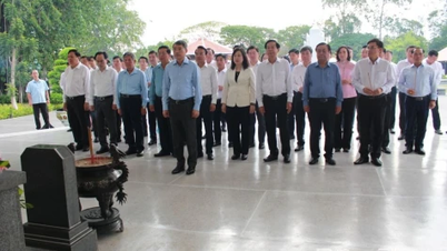Il Primo Ministro Le Minh Hung ha visitato la tomba del Deputato Accademico Nguyen Sinh Sac e vi ha offerto incenso.