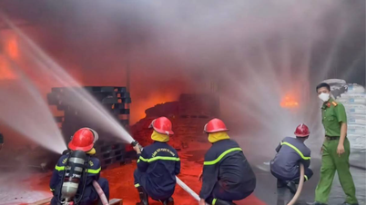 Phu Tho: Un grave incendio è divampato in un'azienda produttrice di plastica nel parco industriale di Binh Xuyen.