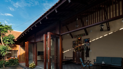 La casa combina stili moderni e tradizionali con un interessante design del tetto.
