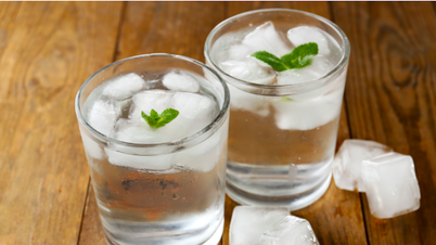 Durante i periodi di caldo intenso, molte persone bevono acqua ghiacciata in modo scorretto senza rendersene conto.