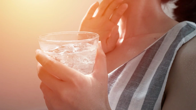 Tornando a casa dopo essere stati al sole, per quanto si desideri acqua fresca, è necessario resistere alla tentazione di berne troppa per evitare problemi di salute.