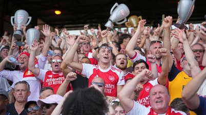 Scontro tra tifosi dell'Arsenal e del Manchester United, culminato in un incidente mortale.