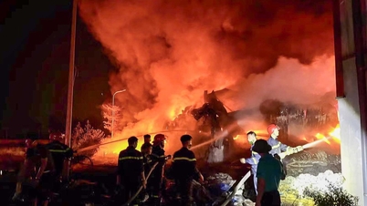 Una fabbrica di plastica è stata avvolta dalle fiamme; la polizia ha lavorato tutta la notte per spegnere l'incendio.