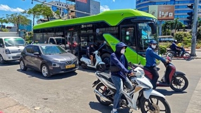 Trotz der brütenden Hitze bleiben die Verkehrspolizisten auf den Straßen im Einsatz, um für Ordnung und Verkehrssicherheit zu sorgen.