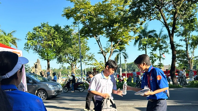 Over 18,000 students in Hue took the 10th grade entrance exam under the scorching heat.