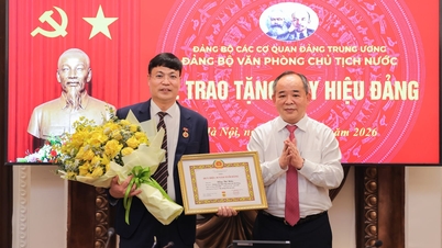 Le Comité du Parti auprès du Bureau du Président du Vietnam a décerné l'insigne de membre du Parti pour 30 ans de service au camarade Dong The Hien.