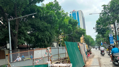 Muitas ruas de Hanói são bloqueadas à noite para obras de melhoria da iluminação.