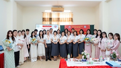 Gli studenti dei corsi di laurea in Didattica dell'inglese e Lingua inglese presso la HVU presentano i loro progetti di laurea per l'anno accademico 2025-2026.