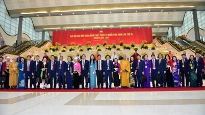 I dirigenti dell'Università di Hung Vuong partecipano alla delegazione della provincia di Phu Tho all'XI Congresso Nazionale del Fronte della Patria del Vietnam.
