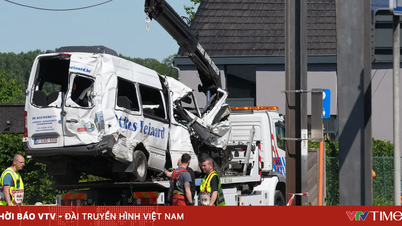 In Belgio, un treno si è scontrato con uno scuolabus, causando la morte di quattro persone.