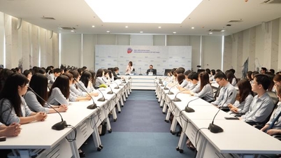 El embajador británico Iain Frew visitó la Academia Diplomática y conversó con los estudiantes de la Academia.