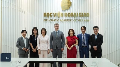 La subdirectora Nguyen Thi Thin recibe a la delegación de la Universidad Federal del Lejano Oriente (FEFU), Federación Rusa.