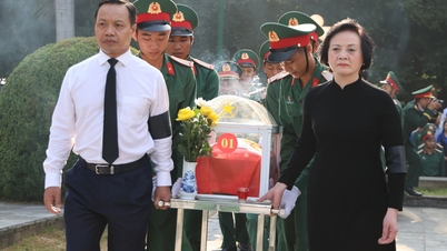 Timbalan Perdana Menteri Pham Thi Thanh Tra menghadiri upacara pengebumian 9 jenazah askar yang gugur di Dien Bien.