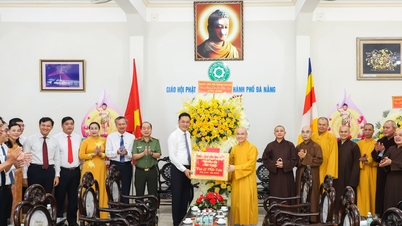 I leader della città di Da Nang si congratulano con il Consiglio direttivo dell'Associazione buddista vietnamita di Da Nang in occasione della celebrazione del compleanno del Buddha.