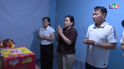 Viếng hương hài cốt liệt sĩ tại Champasak (Lào)